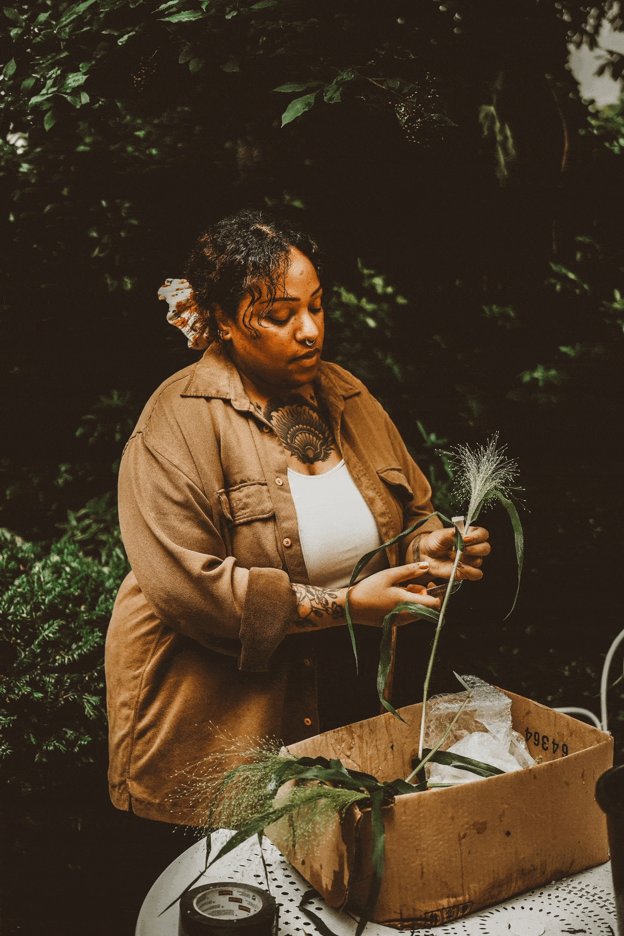 fleurs, partenaires, mains, vases, vintage, composition florale