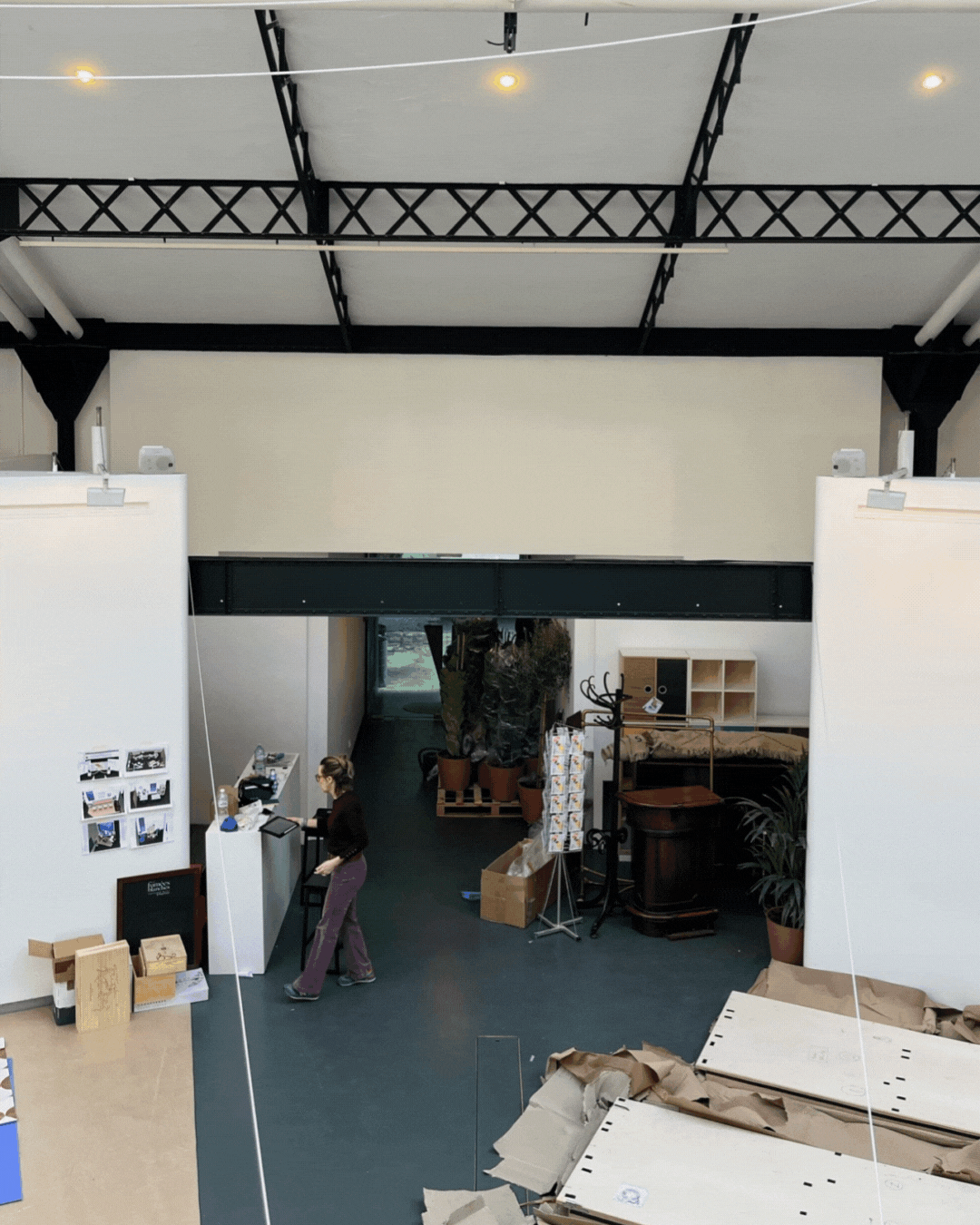 Gif sur le montage de l'exposition Valdelia à l'atelier Basfroi par La Réponse D.