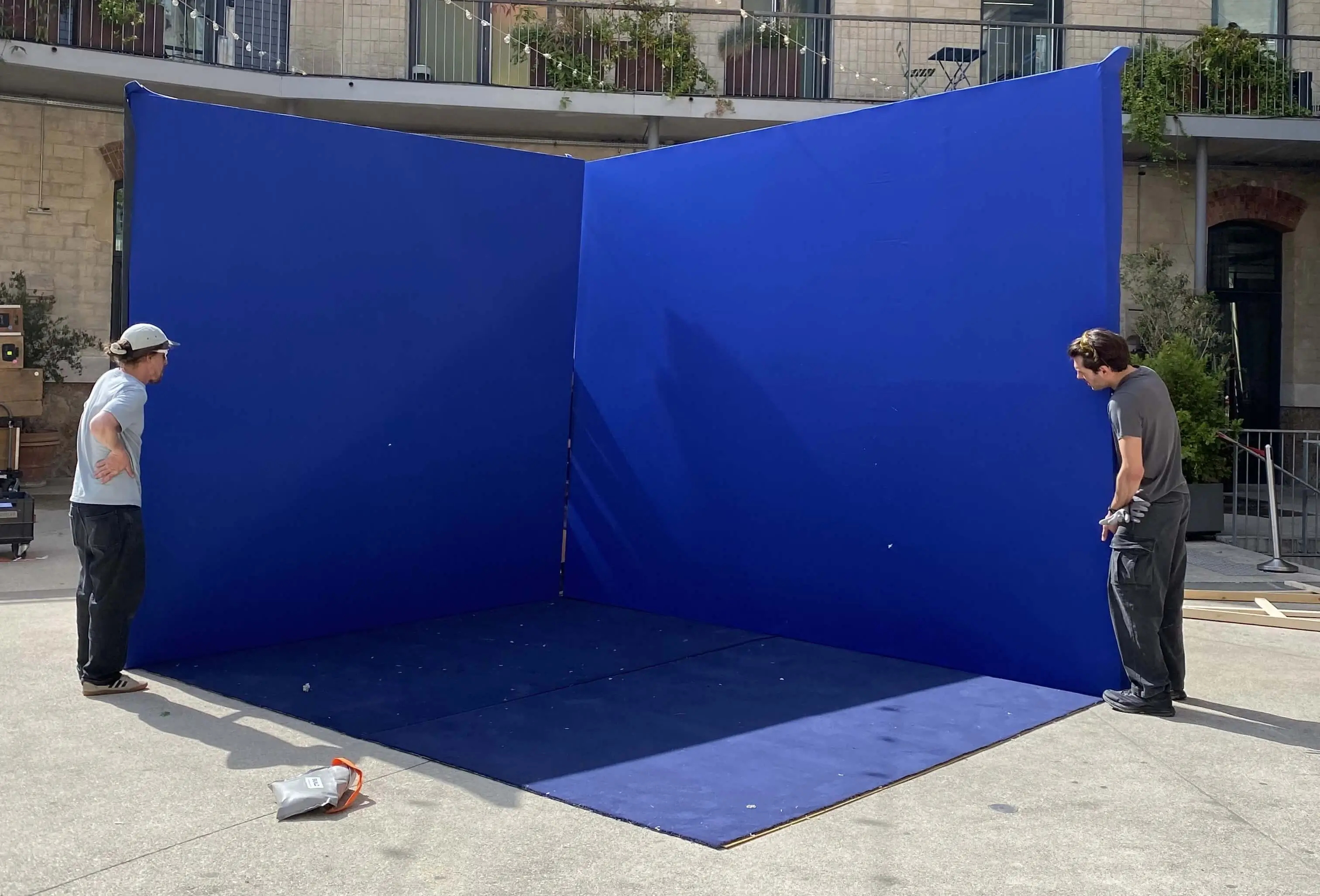 ouvrier qui montent des murs modulables, construction d'espace