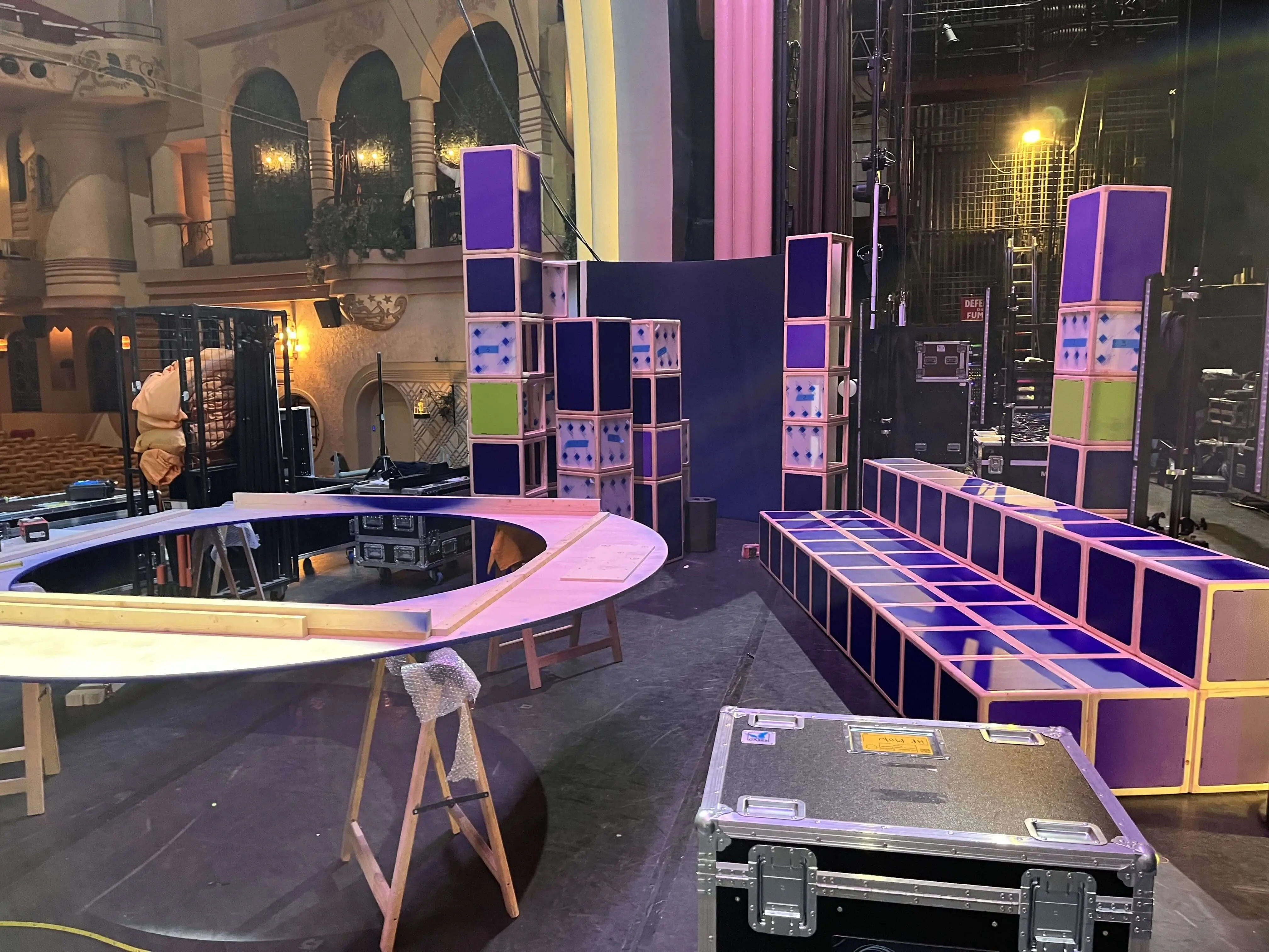 modules cubiques, cubes violets, verts et roses en bois, structures en bois, malettes, scène du Grand Rexs