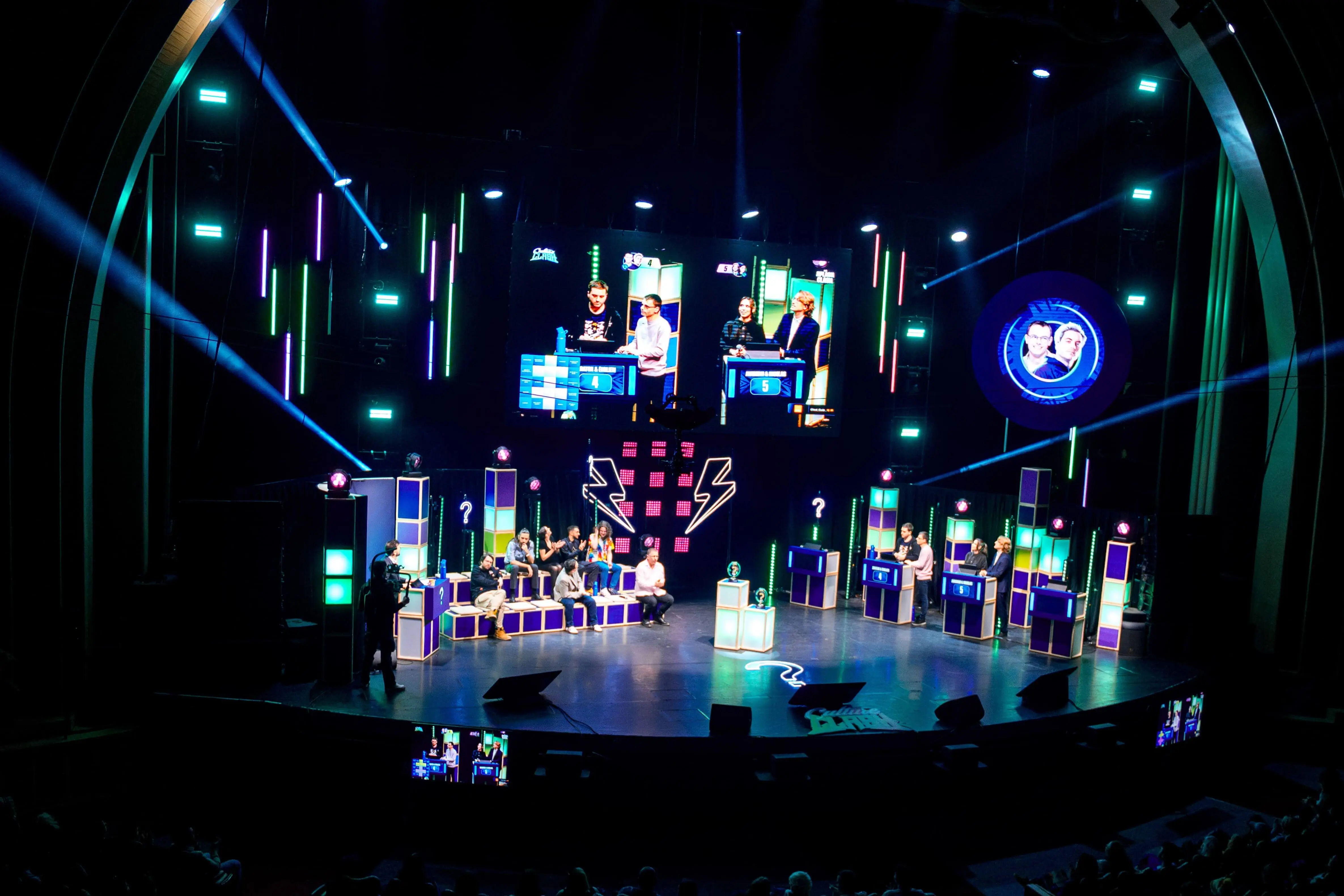 scène finale du grand rex, podiums, coupes, cubes en bois, présentoirs en bois sur-mesure et éco-conçus