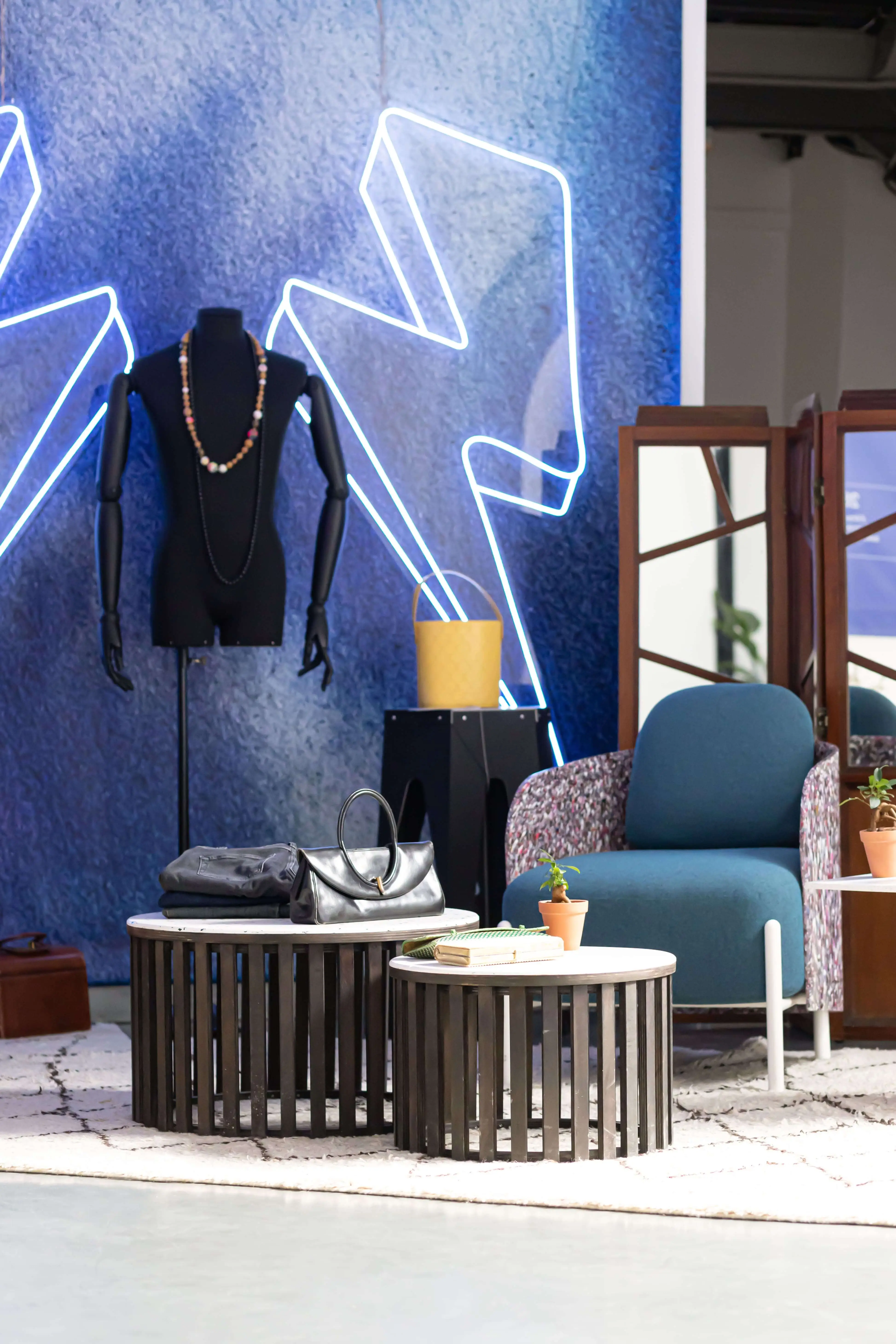 mannequin en location, tables Le Pavé, fauteuil Le Pavé, miroir en bois éco conçu