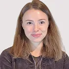 Portrait d'une femme souriante aux longs cheveux châtain clair