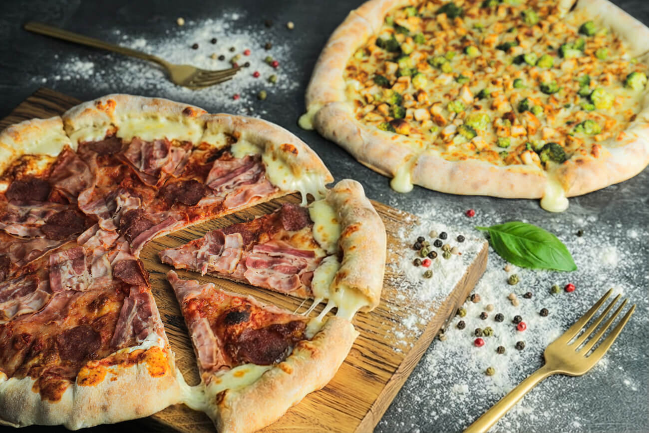 Pizza z serem w brzegach