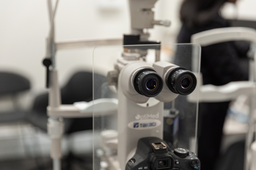 Slit lamp microscope and camera used to assess red eye conditions at Innovative Eye Care Henley Beach