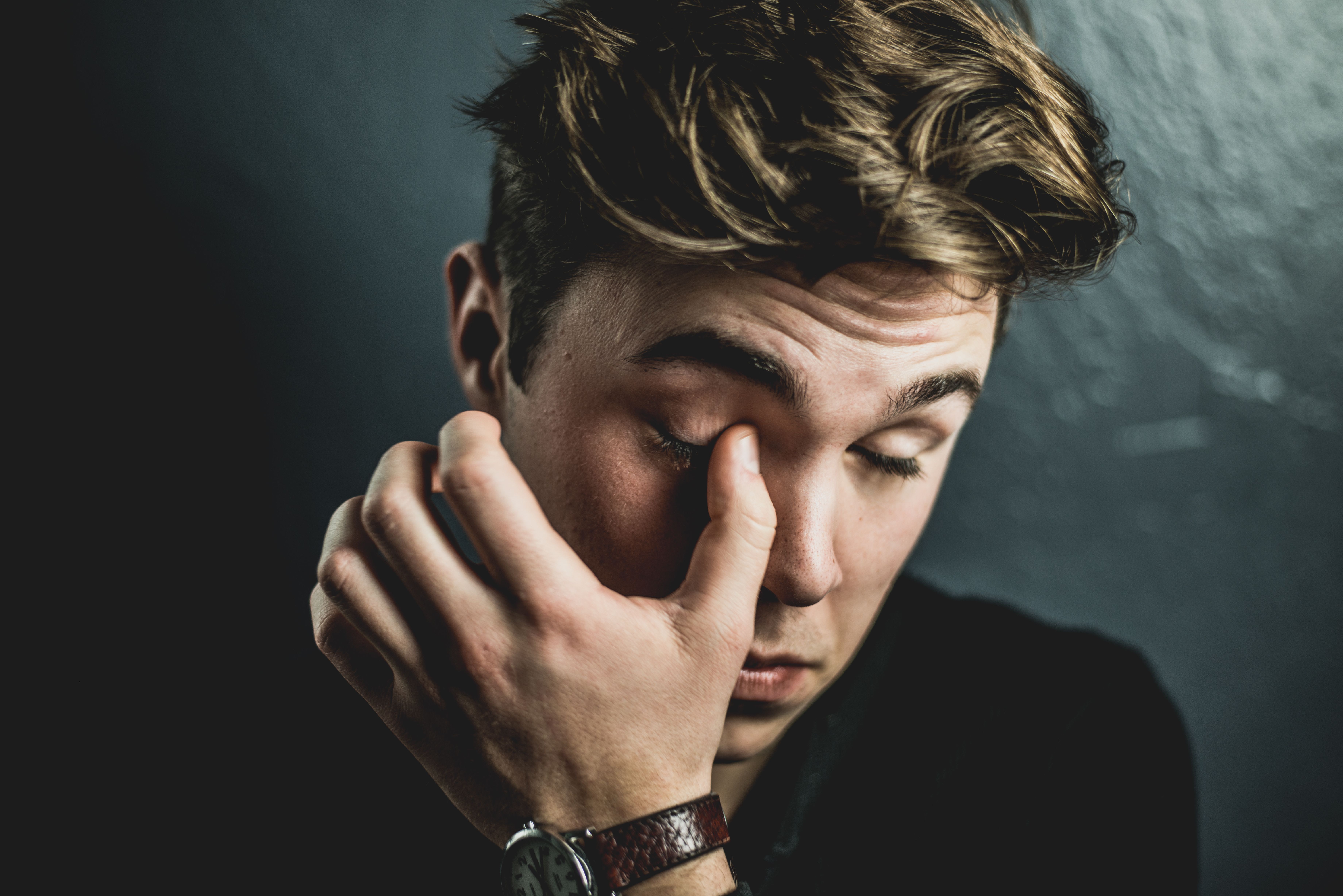 Man rubbing his eye, a risk factor for keratoconus progression