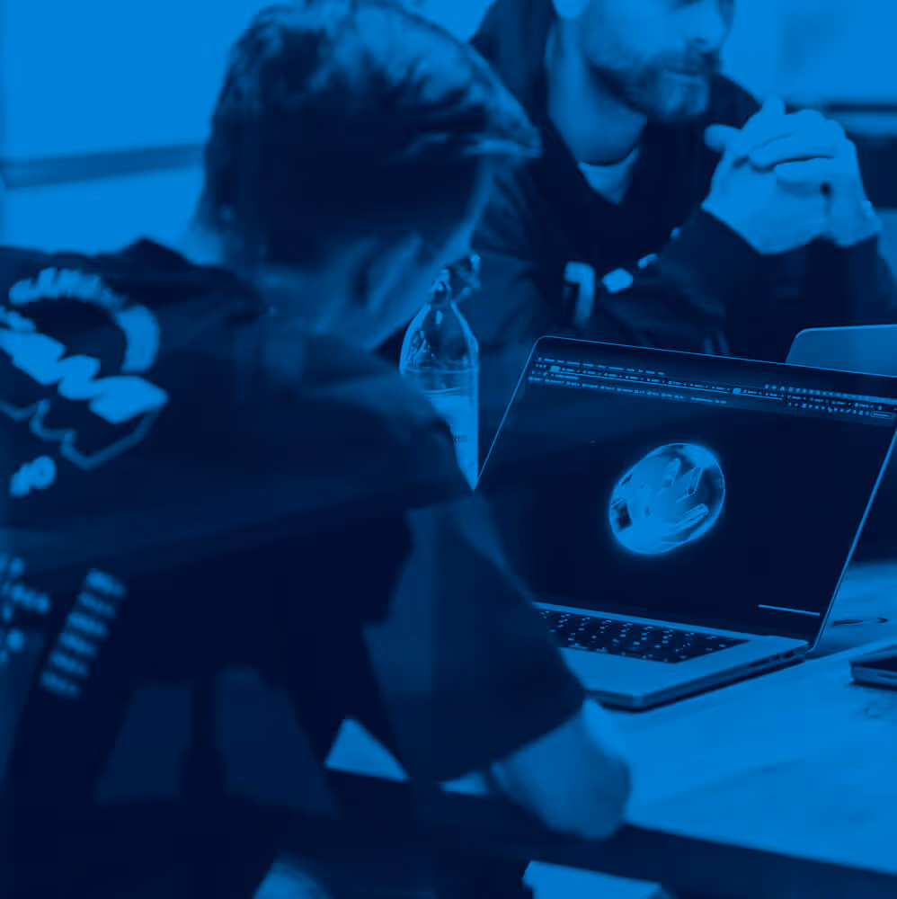 Ein junger Mann vor einem Laptop im Besprechungsraum