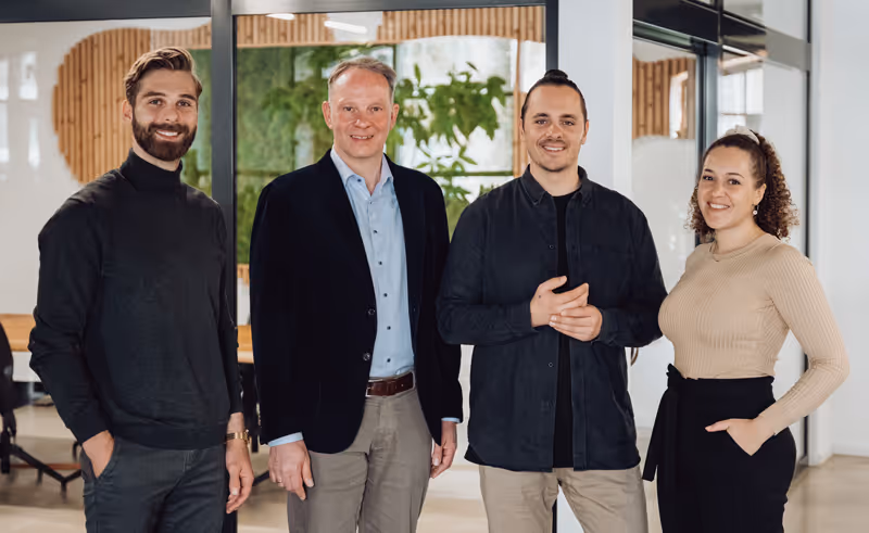 EIn Gruppenfoto mit Mitarbeitern von I*AM Intelligent Design und Schwarzbraeu