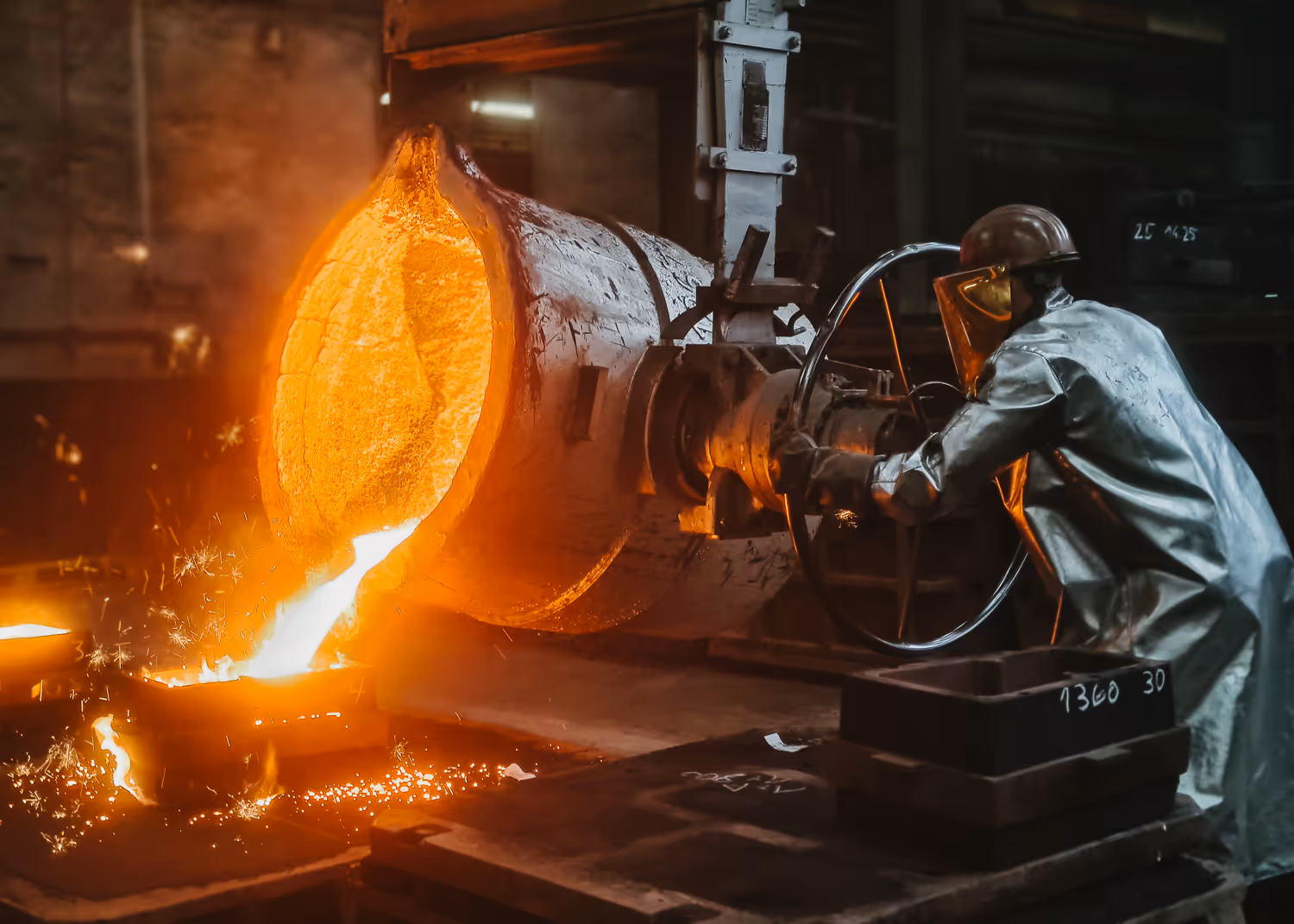 In der Gießerei der MAN Energy Solutions SE wird gegossen