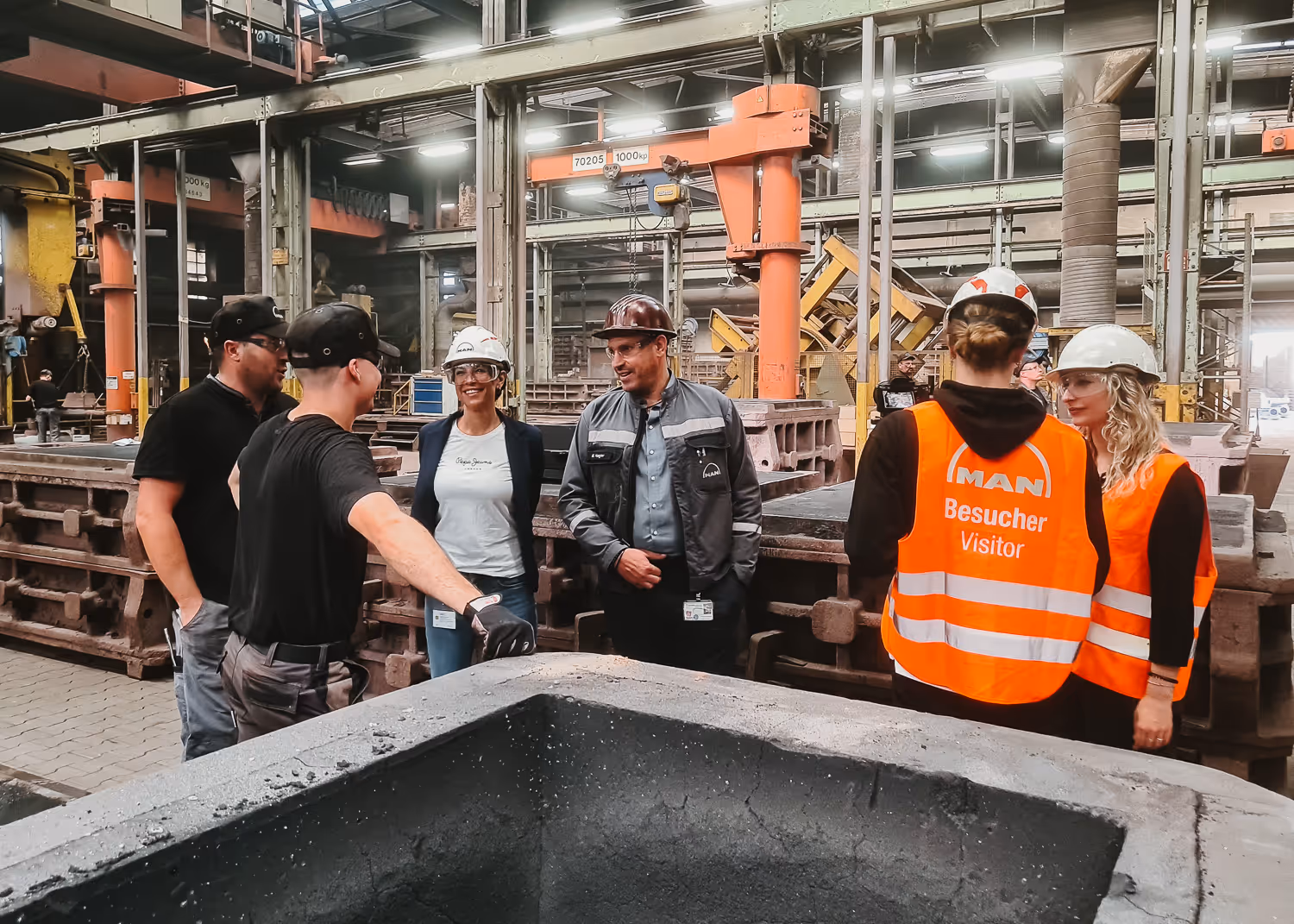 Eine Gruppe aus Mitarbeitern der MAN Energy Solutions SE und dem Filmteam