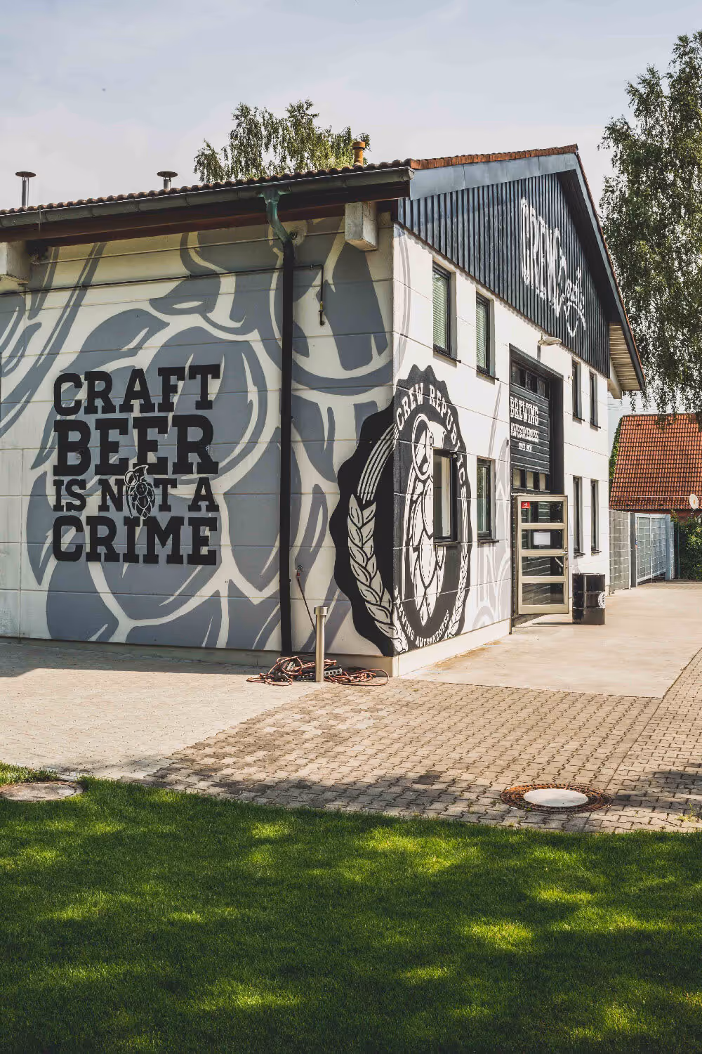 Ein Gebaeude mit dem Branding der Crew Republic