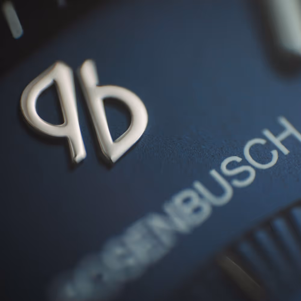 Makroaufnahme des Rosenbusch-Logos auf dem Zifferblatt – Markendetail mit hohem Wiedererkennungswert.