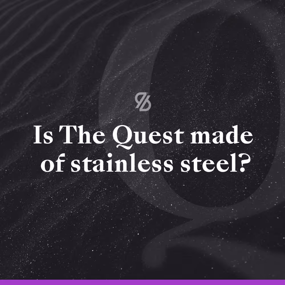 Schriftzug „Is The Quest made of stainless steel?“ vor sandartigem Hintergrund – Produktinformation im Markenstil.