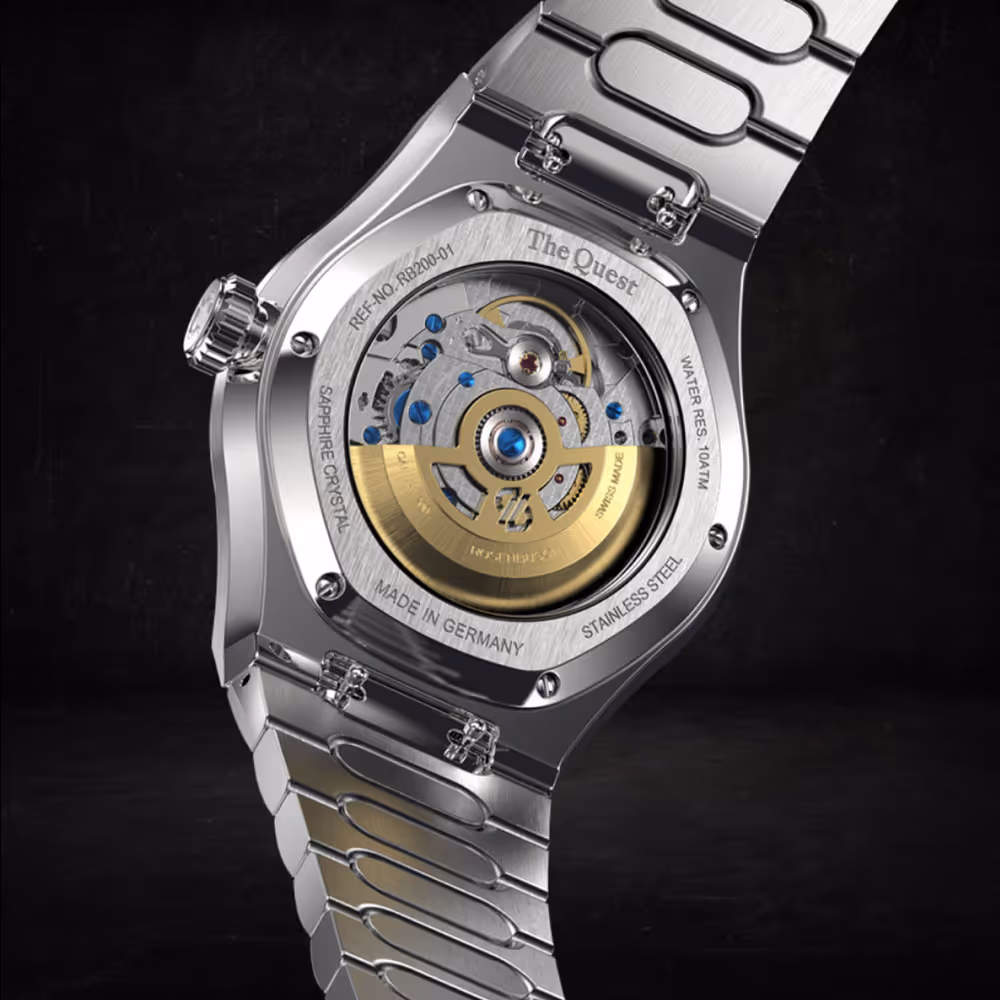 Rückansicht einer Rosenbusch-Uhr mit Sichtboden – Einblick ins Schweizer Automatikwerk mit feinen Details.