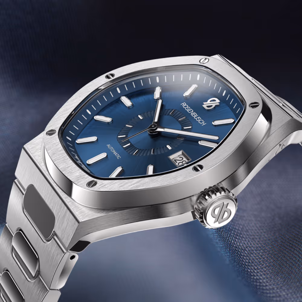 Detailaufnahme einer Rosenbusch-Uhr mit blauem Zifferblatt – feine Verarbeitung und edles Finish.