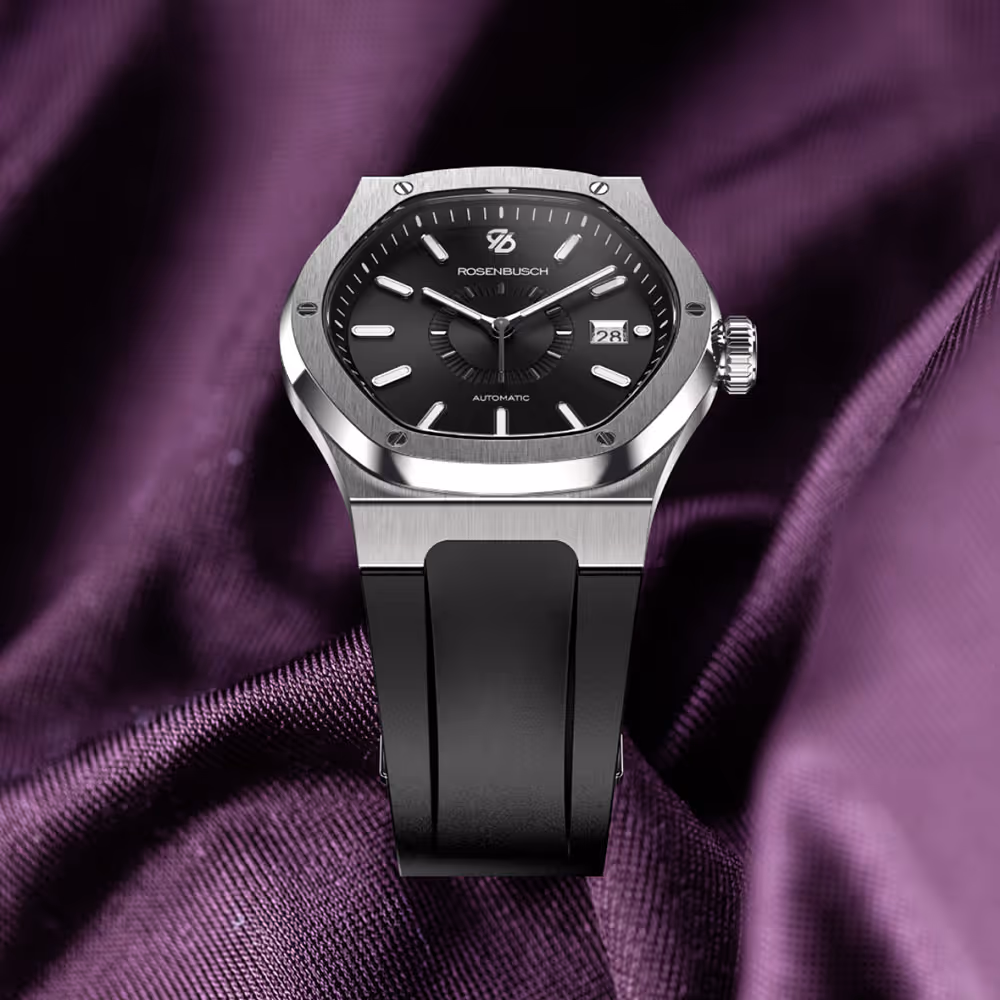 Detailansicht der Rosenbusch-Uhr mit schwarzem Zifferblatt und Kautschukarmband auf violettem Stoff – kontrastreich und elegant.