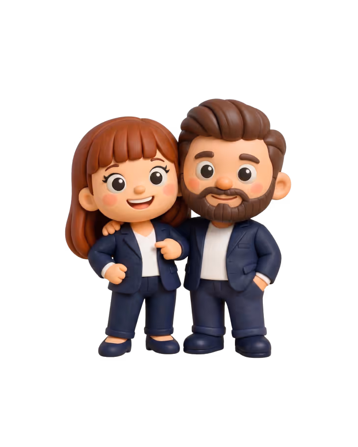 Esther und Steffen in blauen Anzügen, die Arm in Arm stehen.