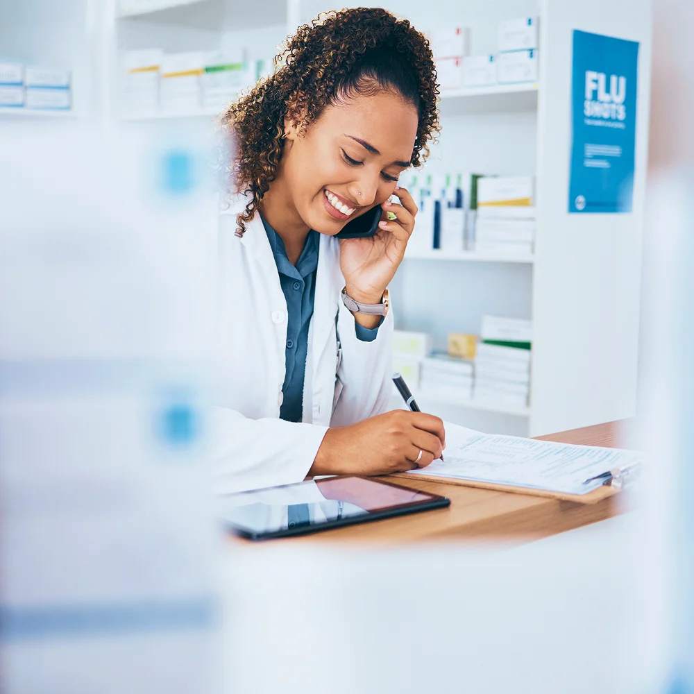 pharmacienne au téléphone