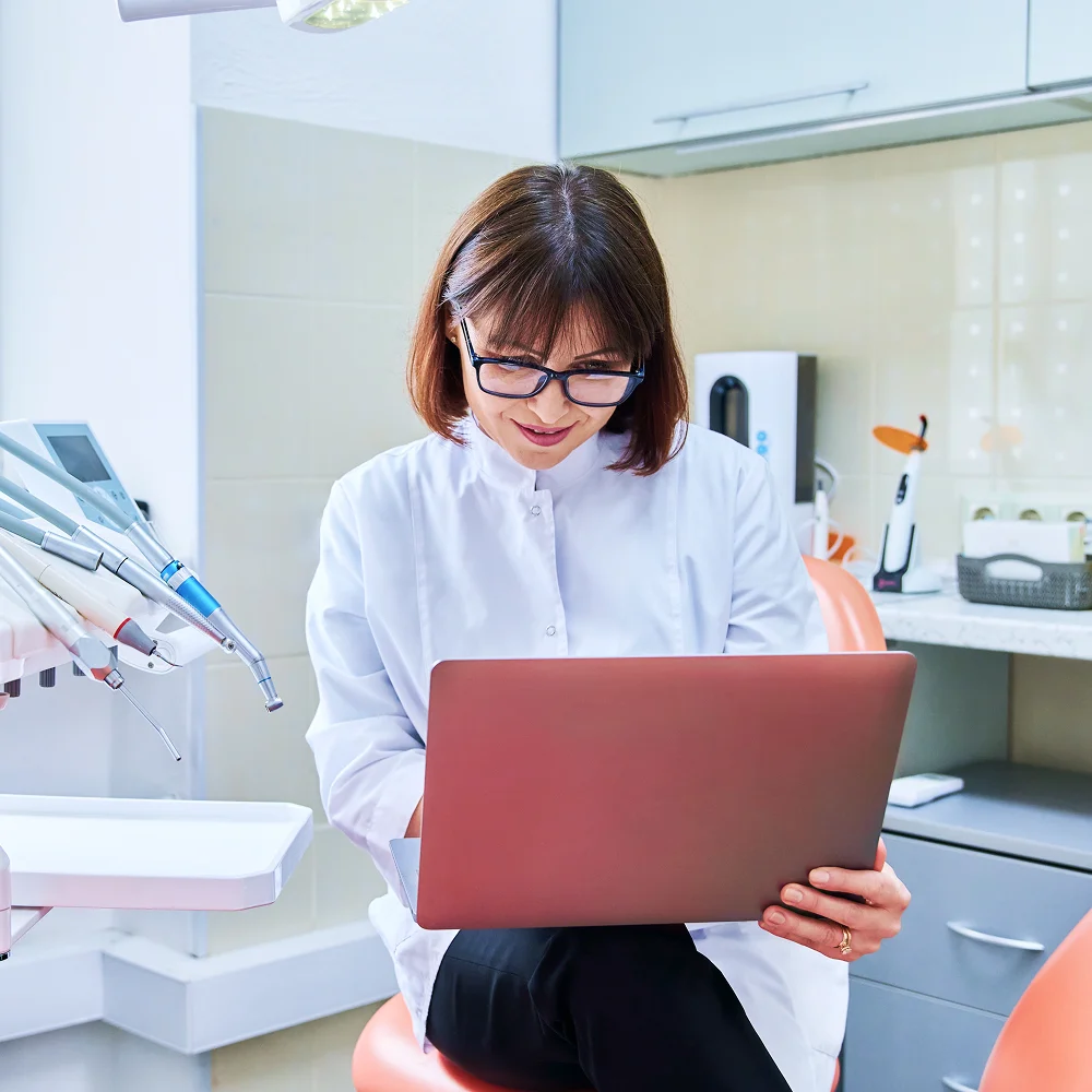 dentiste qui regarde son ordinateur