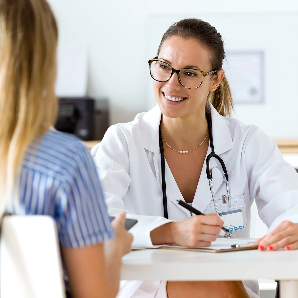 médecin discutant avec sa patiente