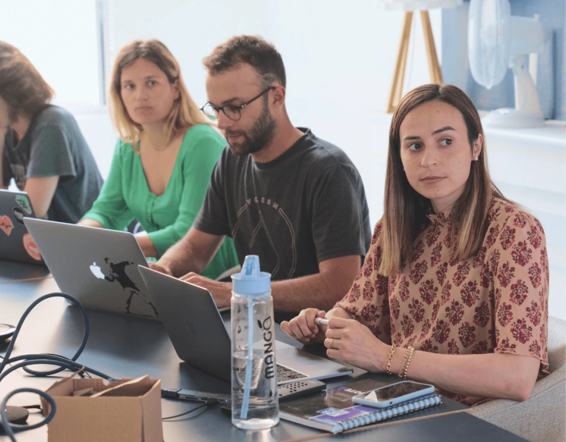 équipe synapse en train de travailler au bureau