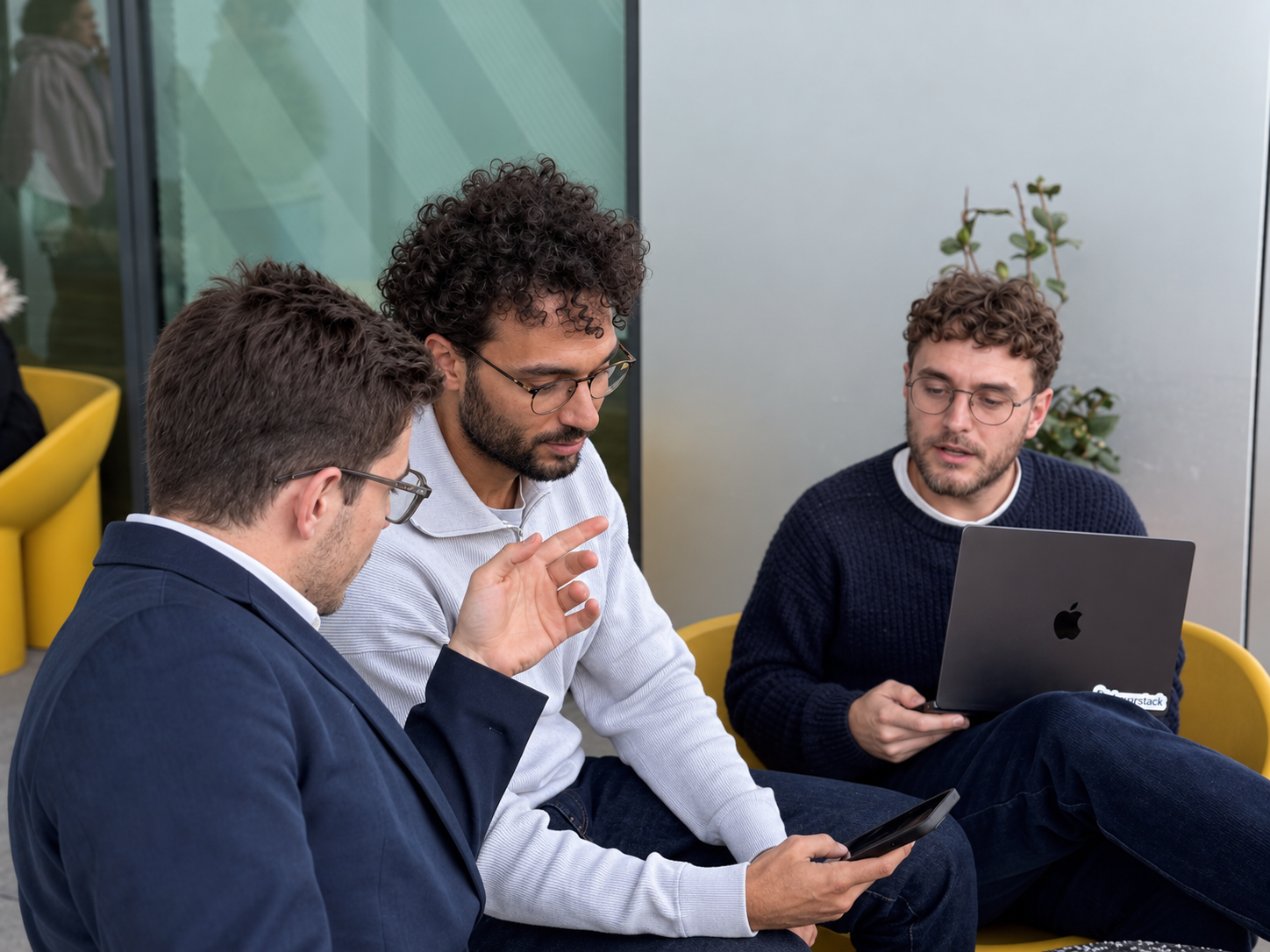 Trois membres de l'équipe Hyperstack en session de travail