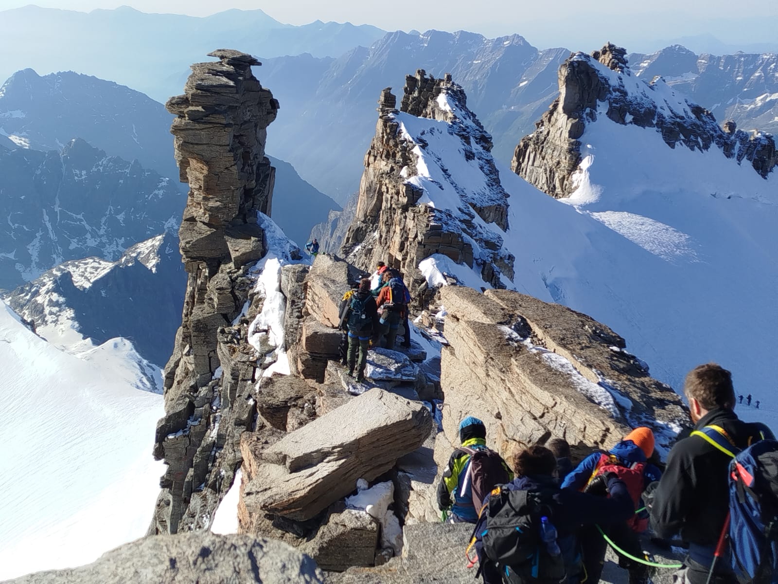 il s'agit de l'italie et d'un glacier avec randonnee 