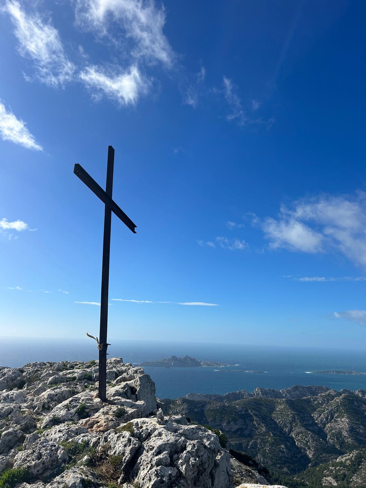 il s'agit d'une image ou nous apercevons les Calanques de Marseille au départ de Luminy en passant par la Grande Candelle