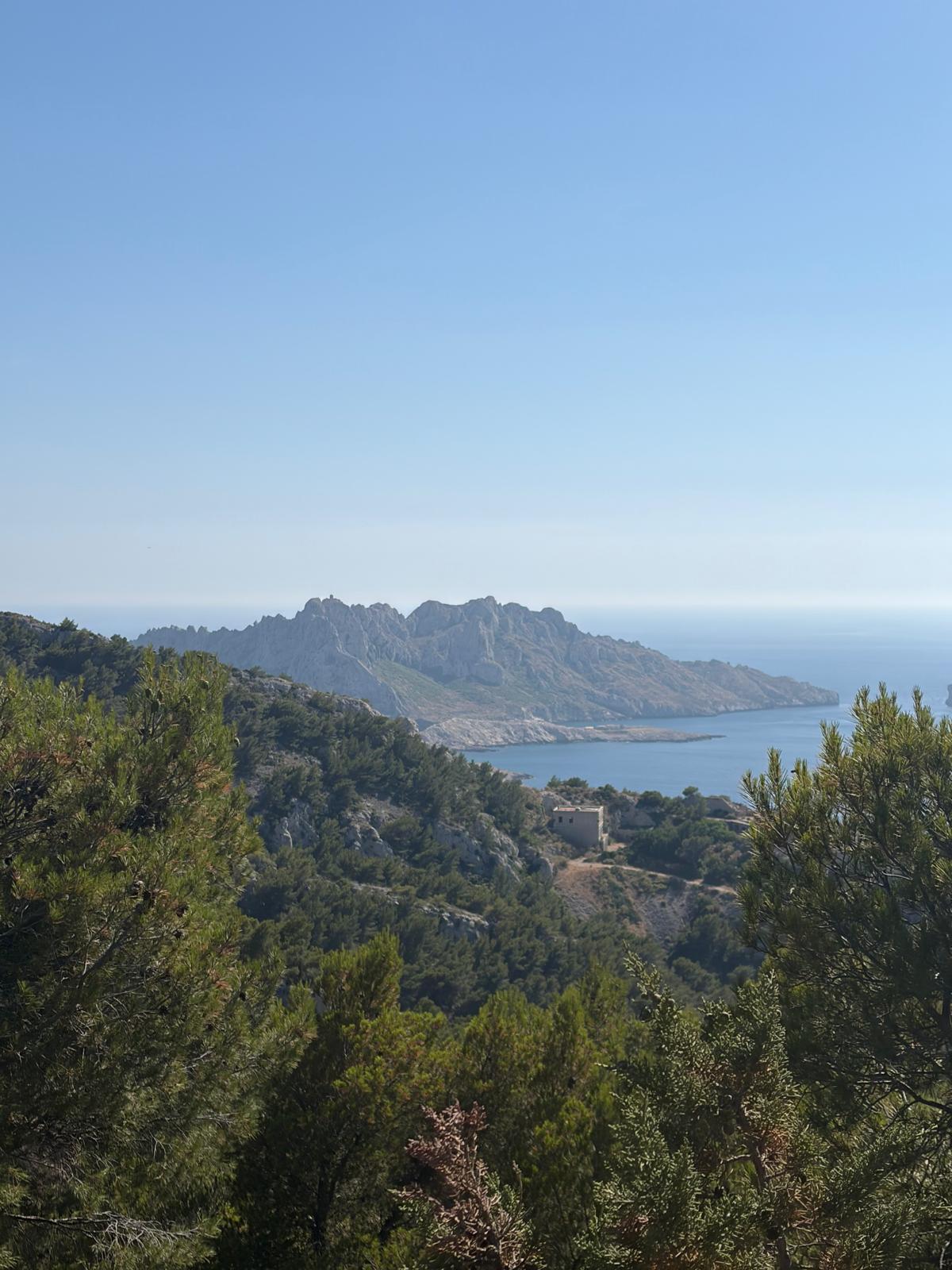 il s'agit d'une image ou nous apercevons les Calanques de Marseille au départ de Luminy en passant par la Grande Candelle