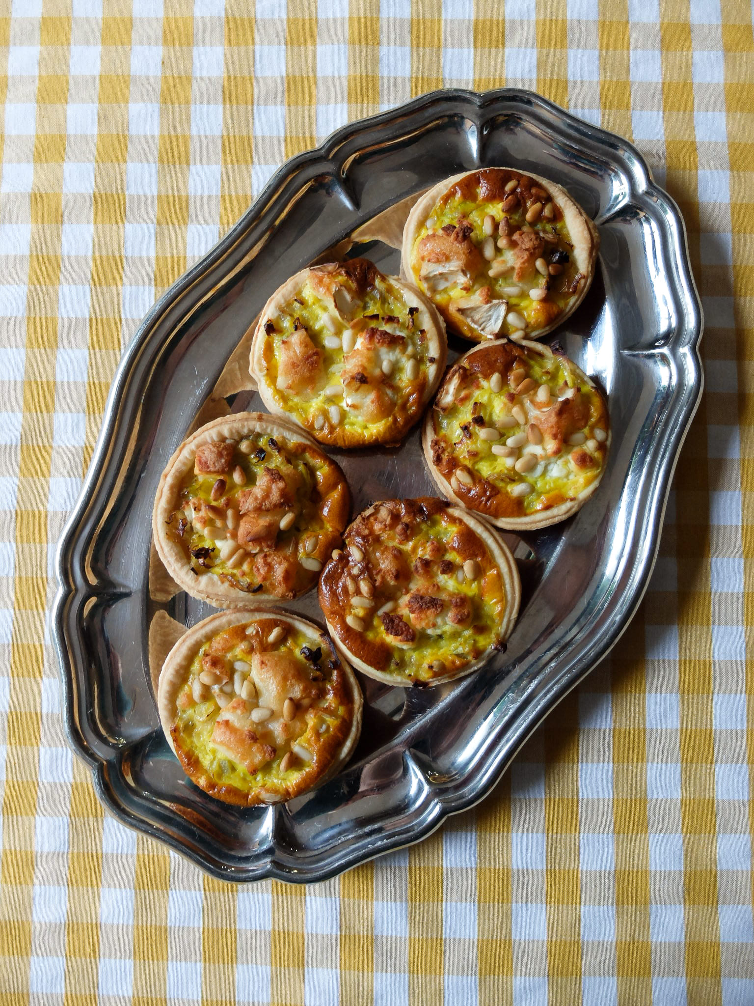 Retraités en cuisine préparant des buffets et plateaux-repas pour Oma&Opa traiteur