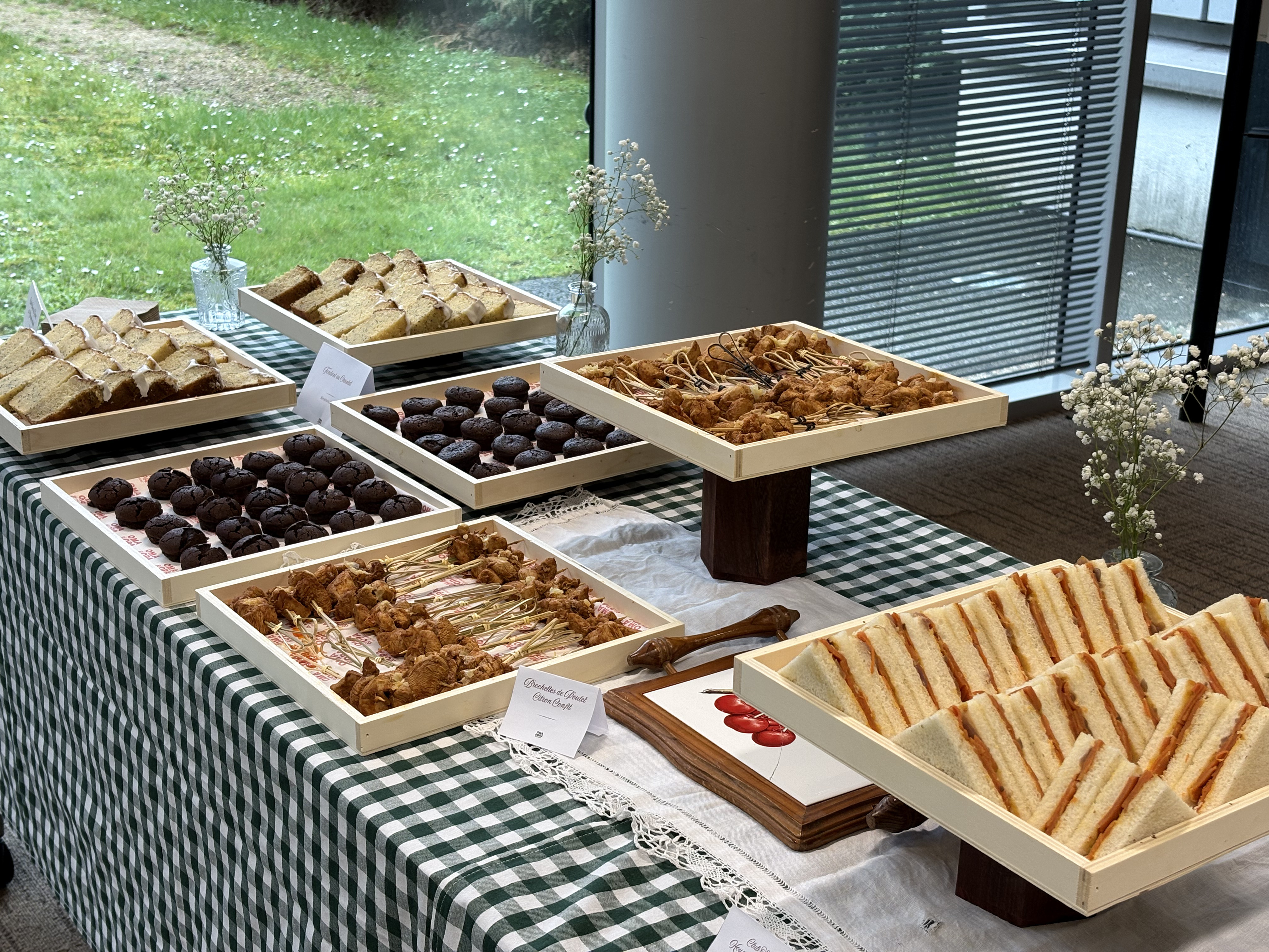 jeune retraité cuisinant et présentant un buffet responsable