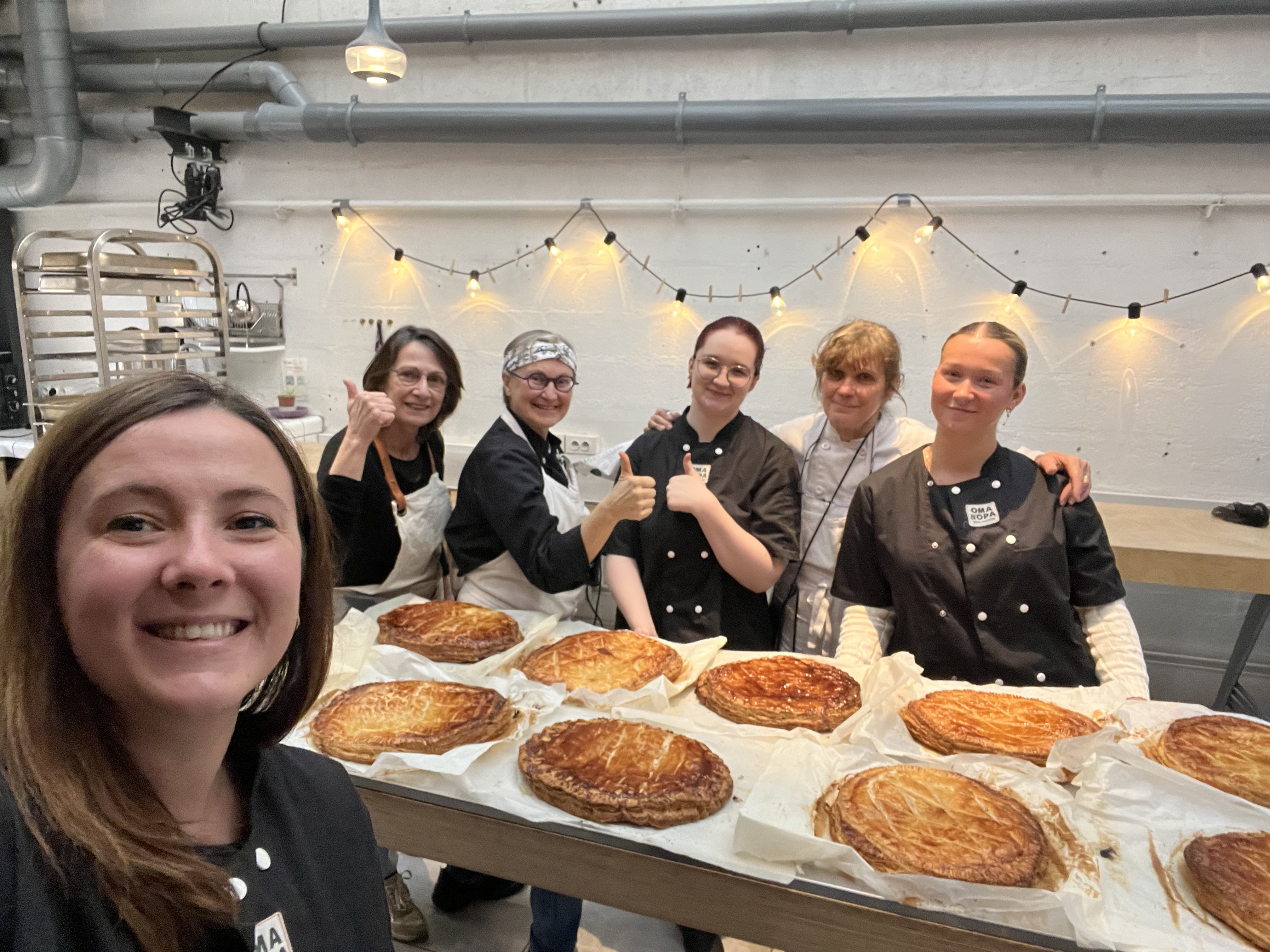 Retraités en cuisine, préparant des galettes des rois, pour une prestation traiteur en entreprise à Paris
