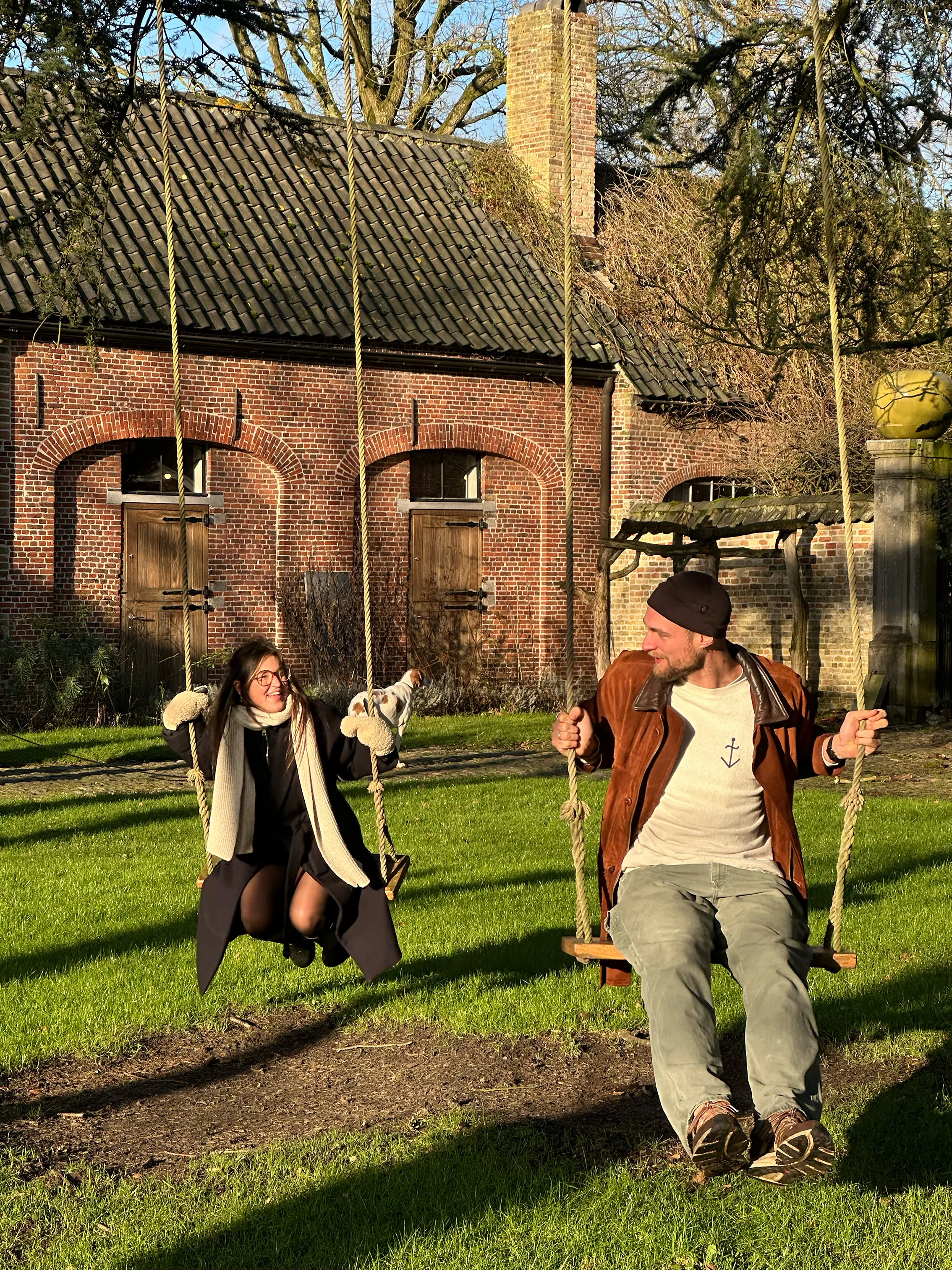 Deux employés de Dripl se balançant sur des balançoires