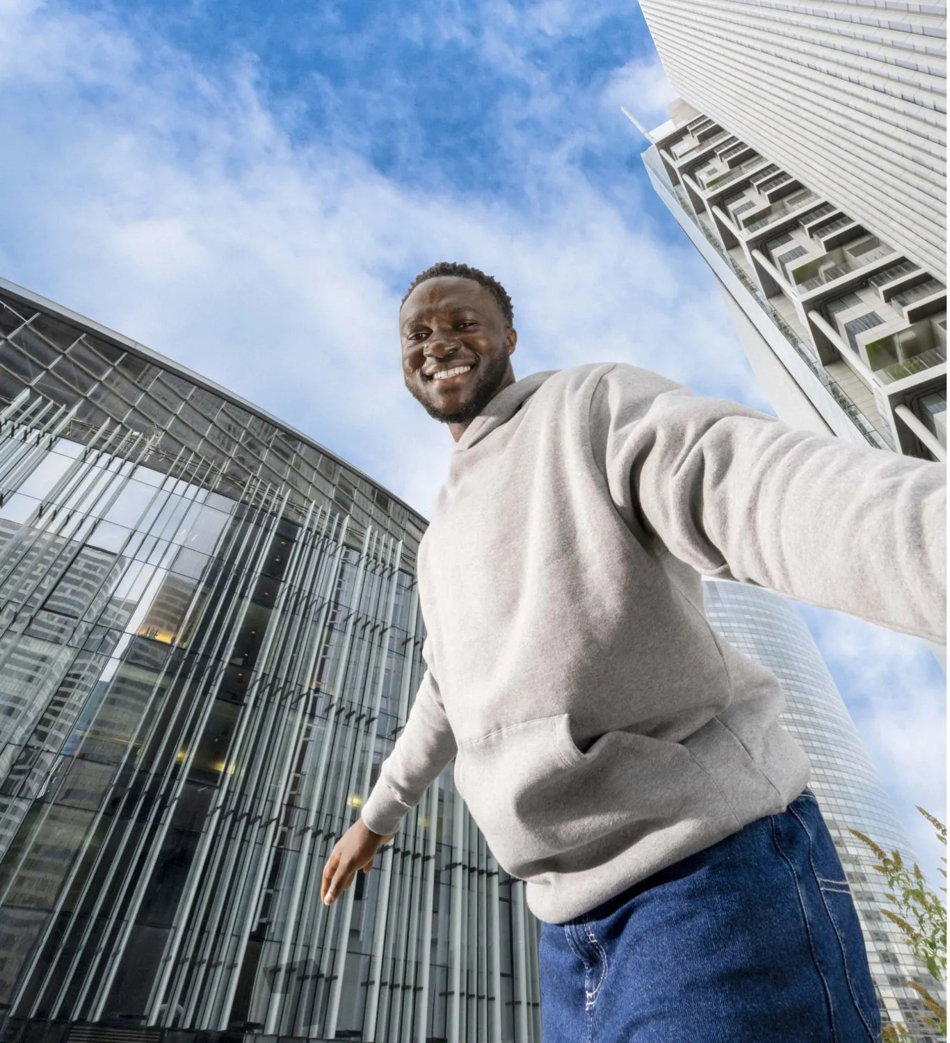 Sider Romaric devant immeuble