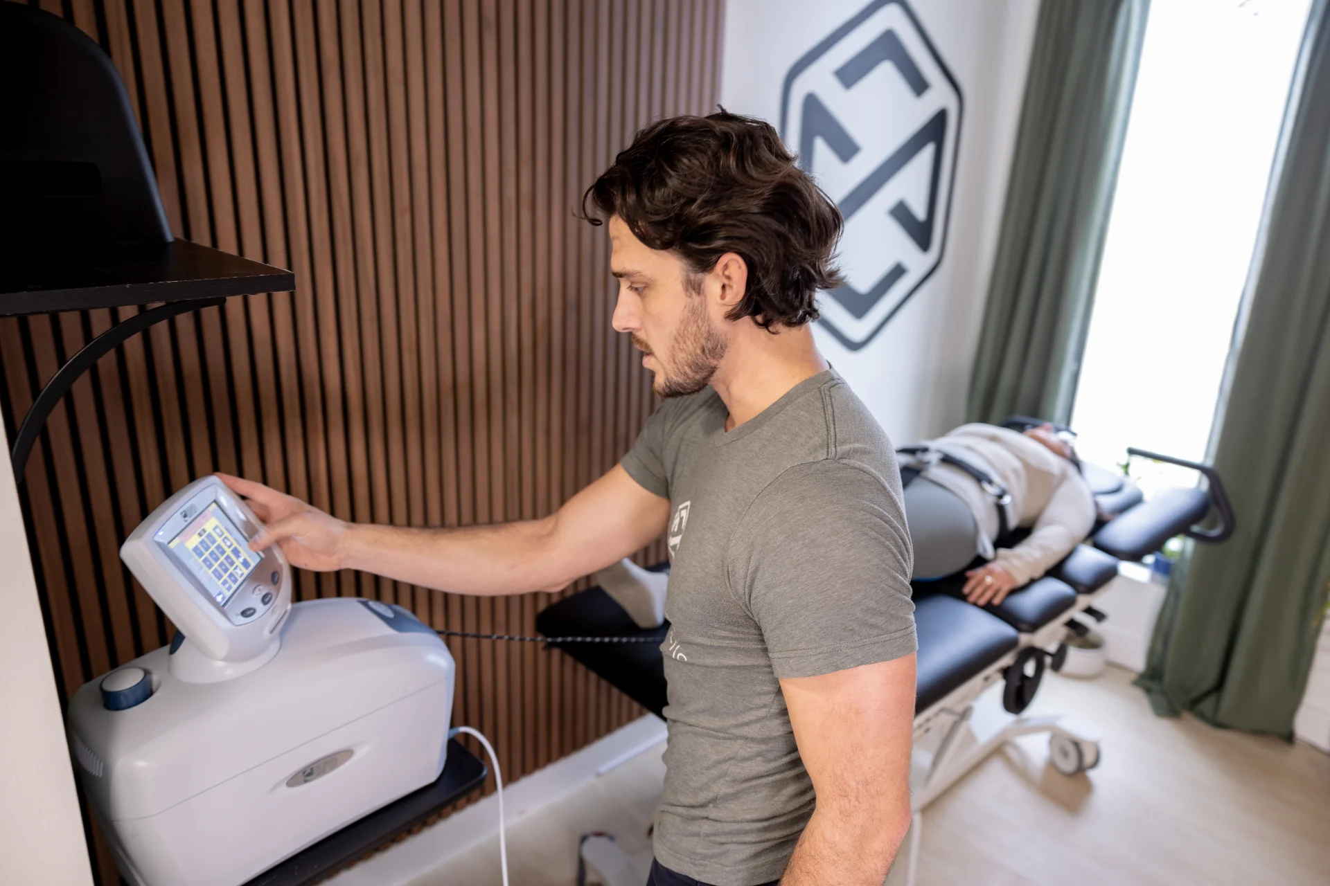 Chiropractor setting decompression protocol for a patient in Austin