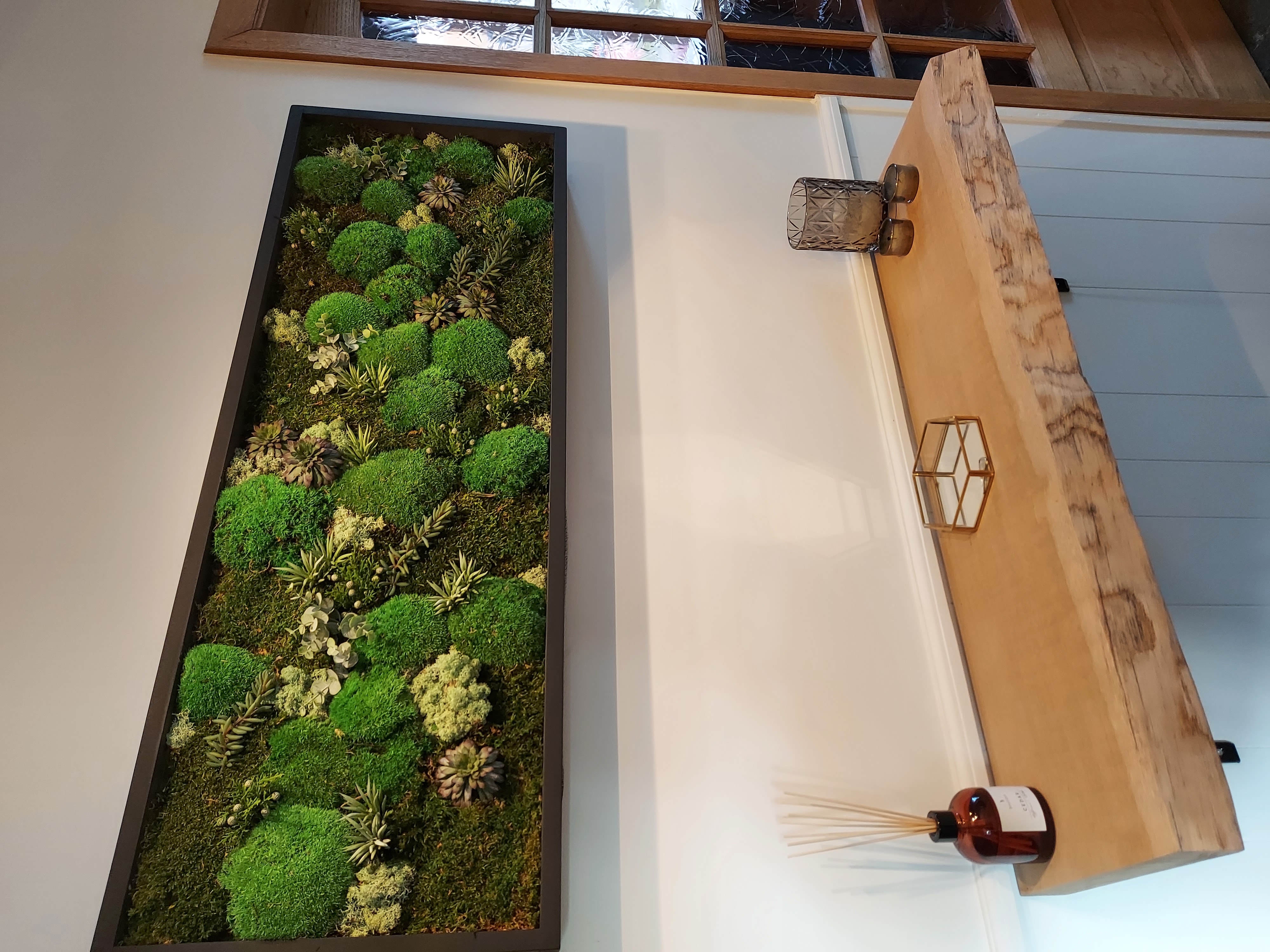 Menuiserie décorative : Noel design : mur végétal et étagères en bois massif avec diffuseur d'odeurs et bougies