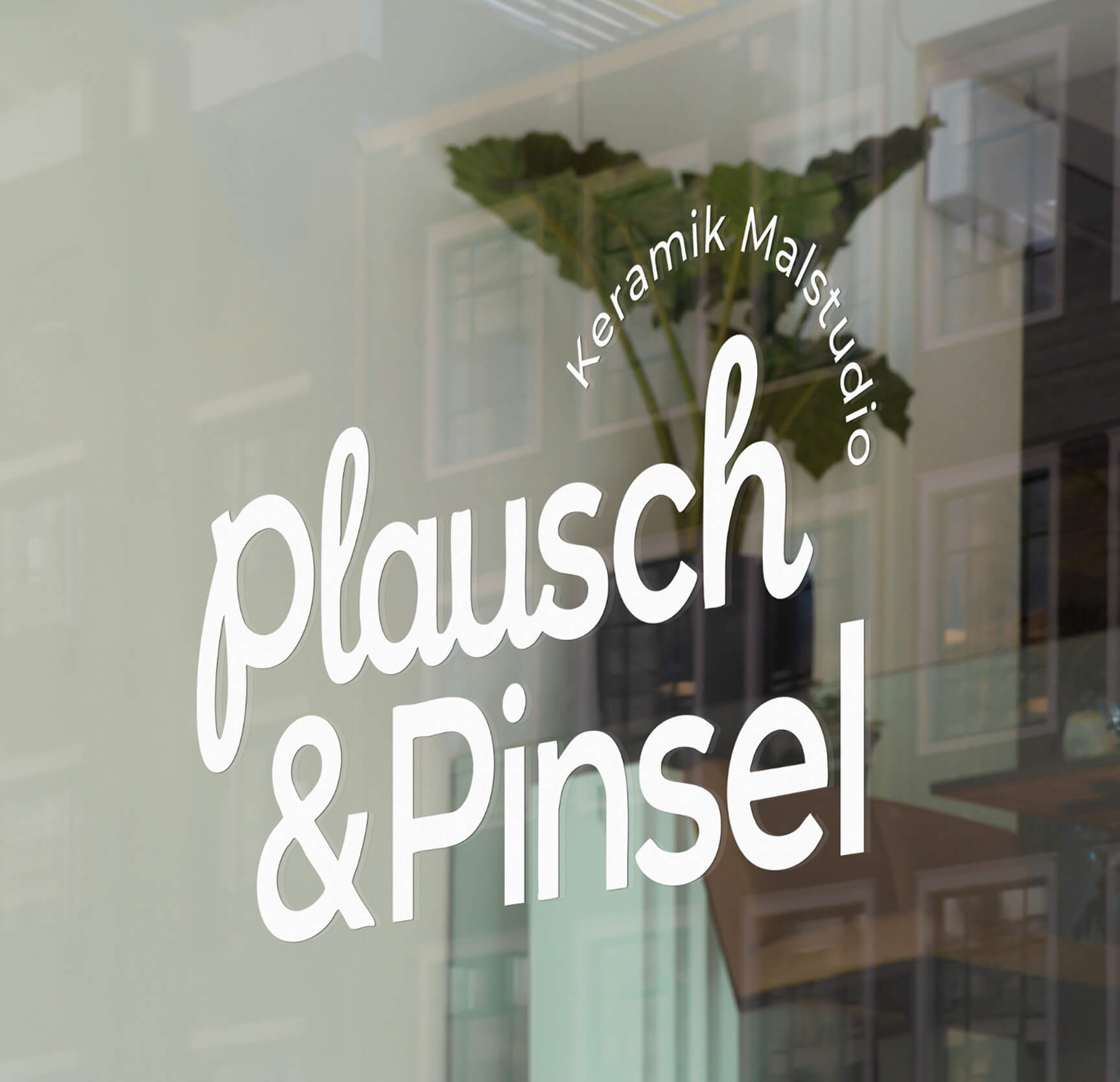 Shop window with the logo of the Plausch & Pinsel ceramic painting studio