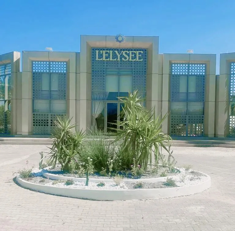 Façade et entrée de L’Élysée du Lac à Tunis