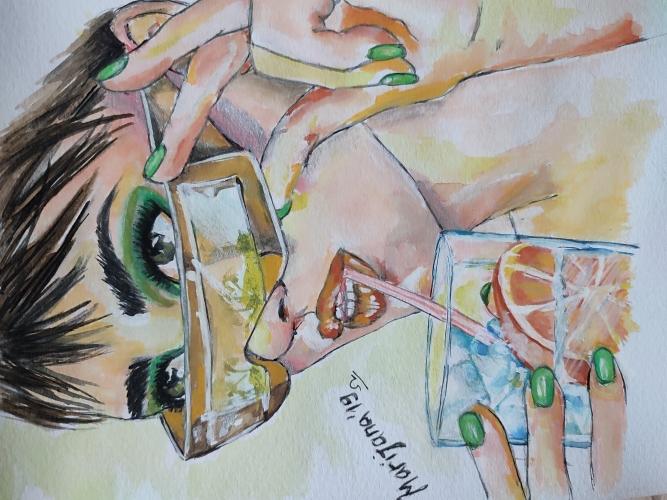 A girl with sunglasses is drinking lemonade