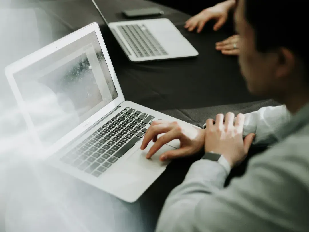 Des personnes travaillant sur un MacBook