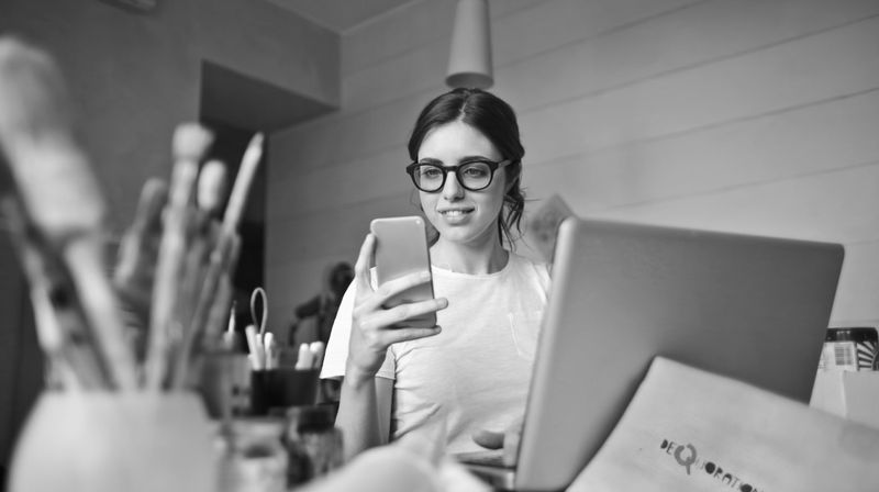 Ilustração de transformação digital do RH com automação de onboarding e gestão de identidades