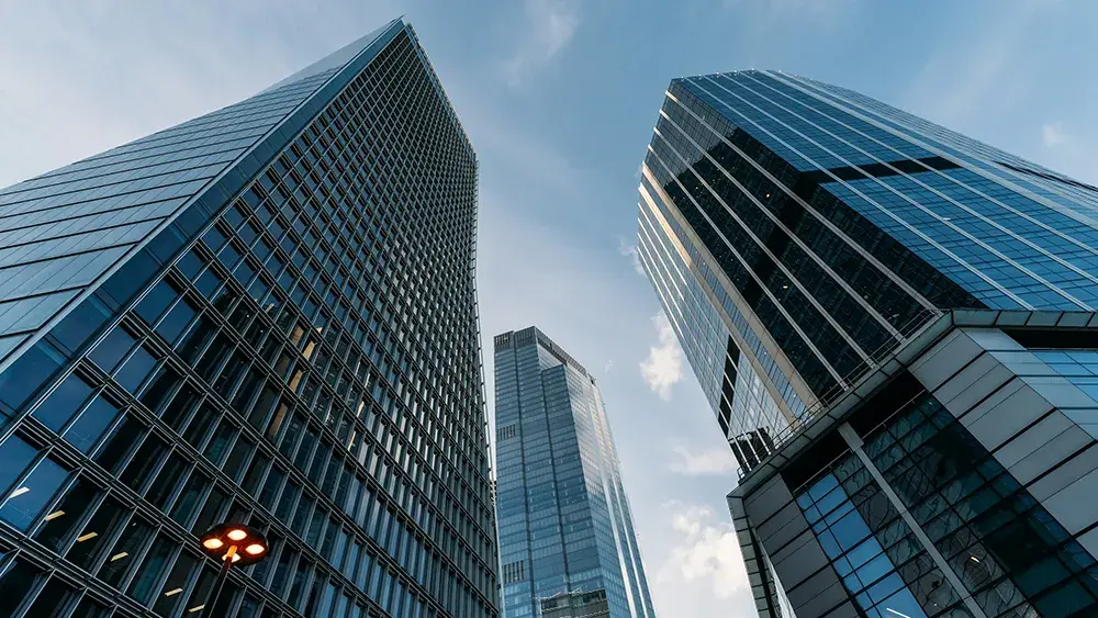 Latham hits A&O for senior finance trio