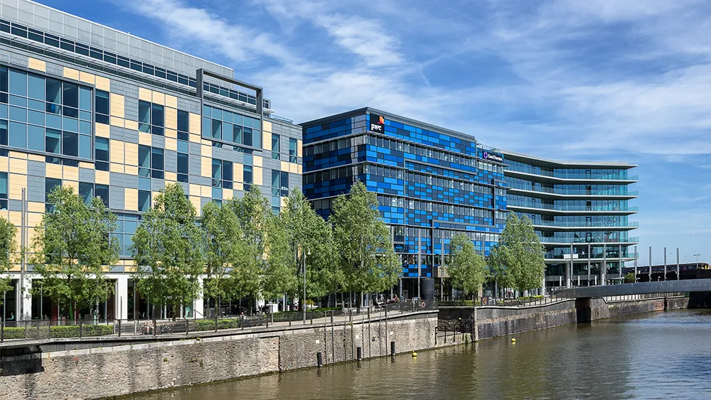Simmons breaks £100k mark for Bristol NQs, also lifts London pay