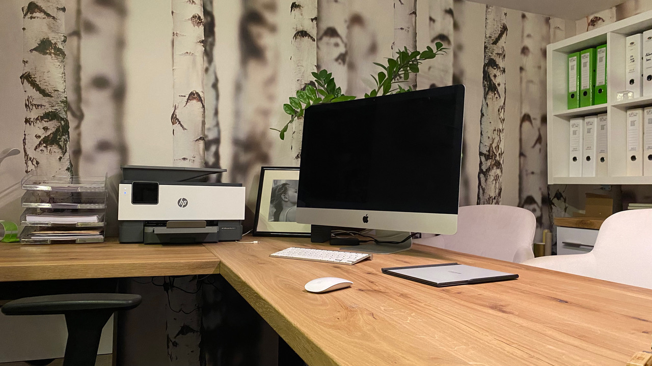 Primerjava kotne pisalne mize in klasične pisalne mize glede izrabe prostora in organizacije