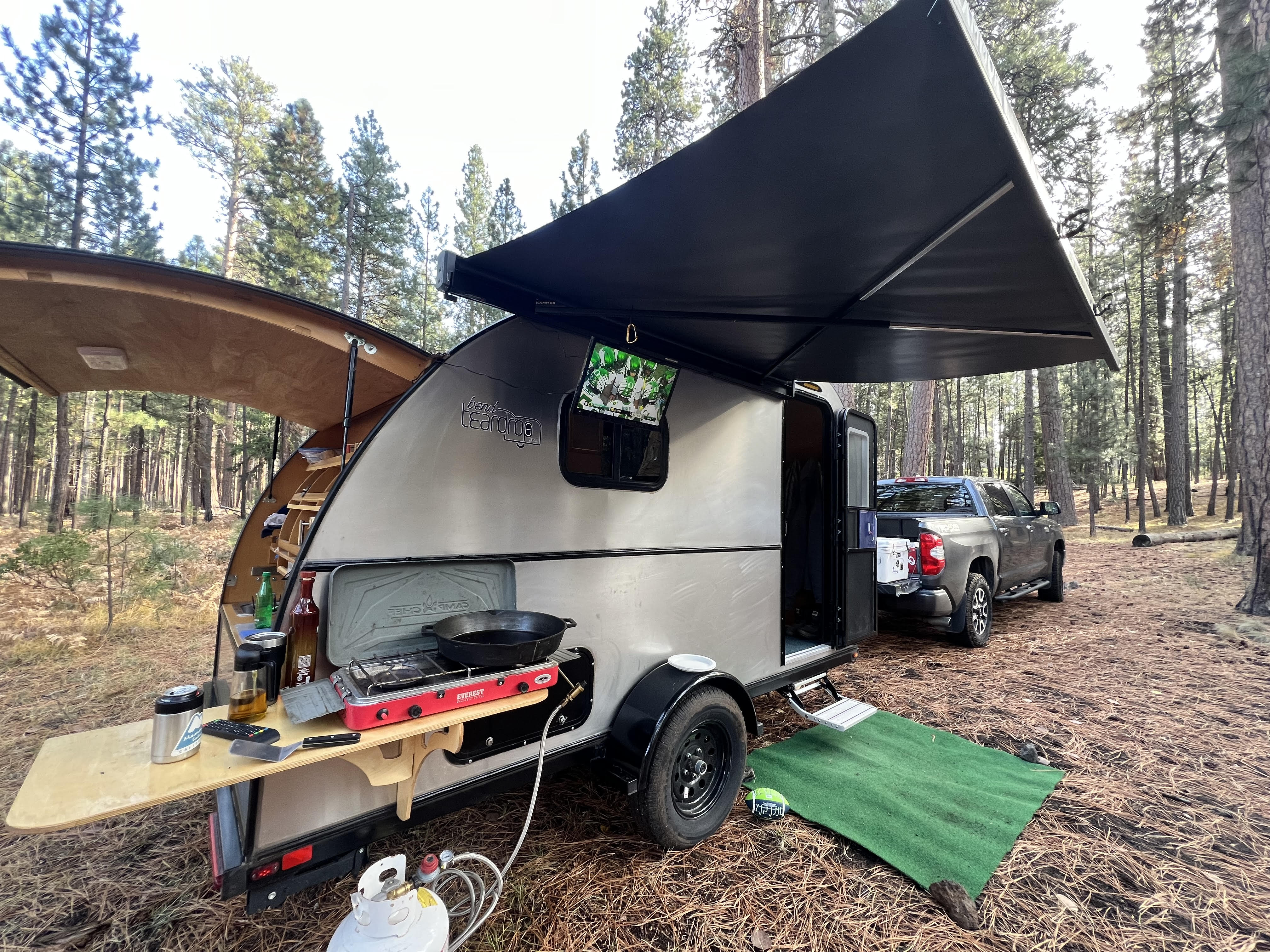 Deployed and retracted at lightning speed. 78"x60" 32.5 sq ft (roof racks required on all models except Tallboy)