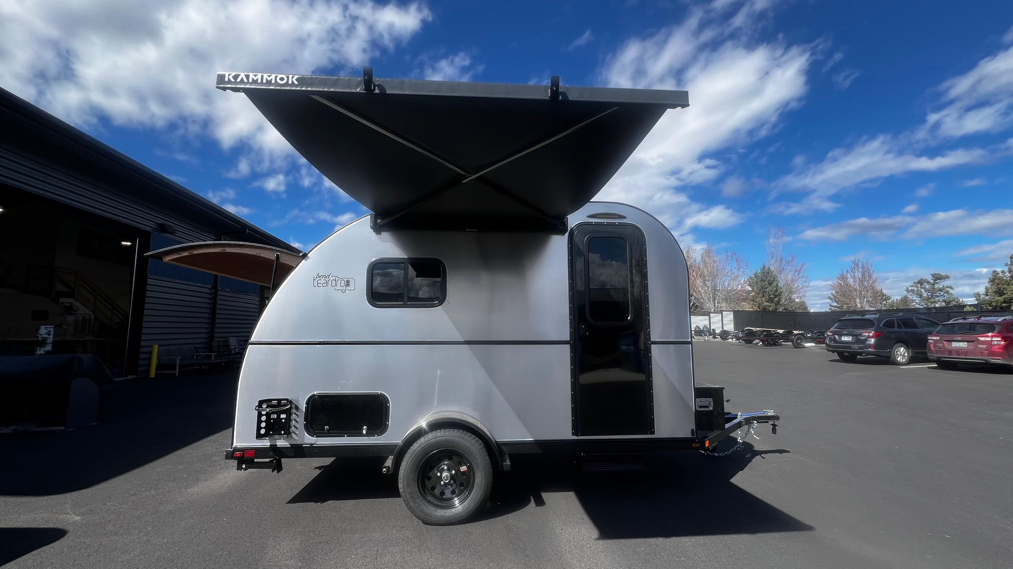 Deployed and retracted at lightning speed. 78"x60" 32.5 sq ft (roof racks required on all models except Tallboy)