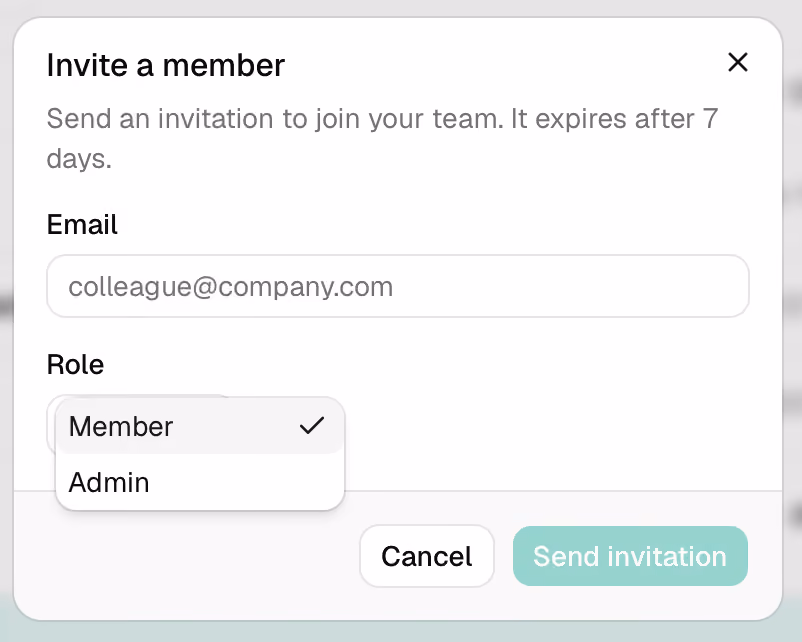 Ventana Invite a member en la aplicación de Dropcontact con el campo Email, el selector Role (Member o Admin) y el botón Send invitation
