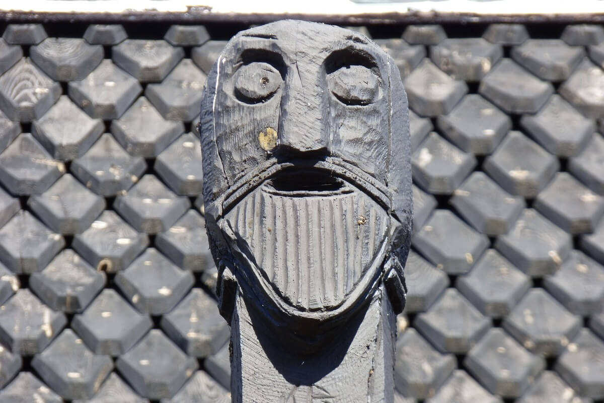 Gråfarget vikinghode skåret ut i tre som illustrasjon til Kulturnatt på NTNu Vitenskapsmuseet