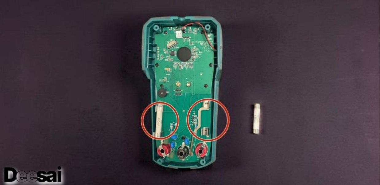 การเปลี่ยนฟิวส์มัลติมิเตอร์: ทําไมถึงระเบิดและจะแก้ไขอย่างไร