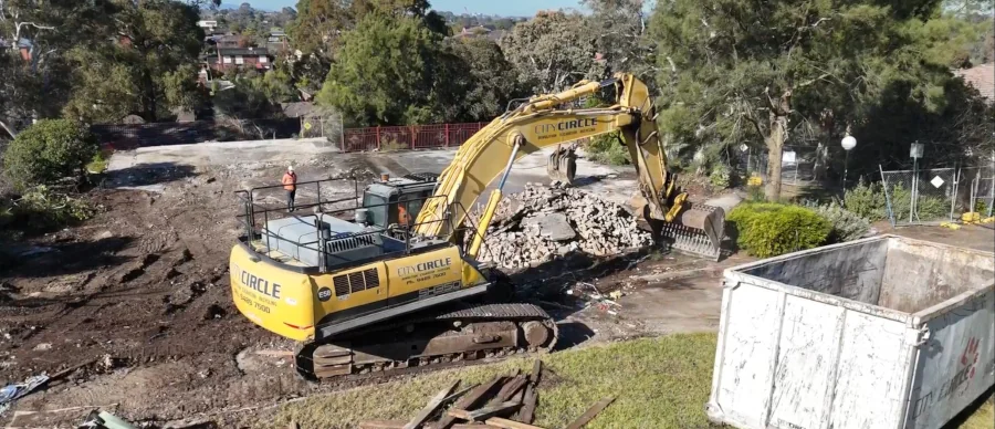 Excavation machine and empty skip bin